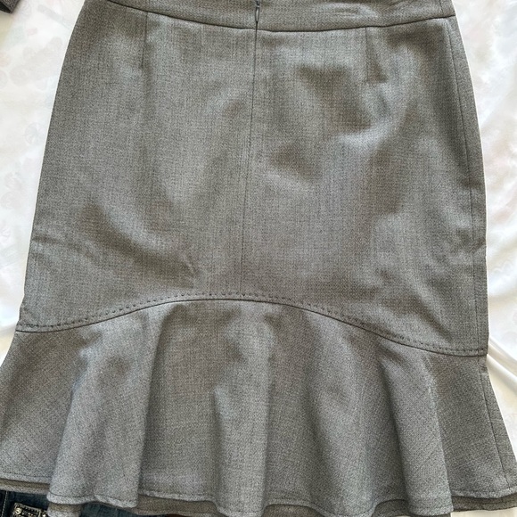 Women’s 2 piece skirt and jacket. Bow detail on sleeves. Great for the office - Picture 6 of 8